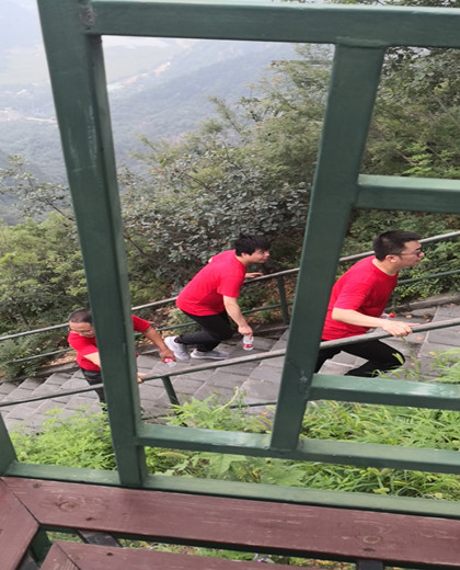 登頂石林峽，體驗玻璃棧道------偉杰信8月登山之旅